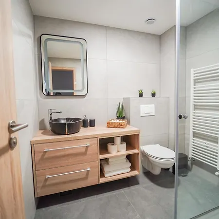 Hisa V Vznozju Trske Gore