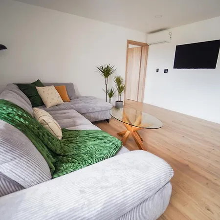 Hisa V Vznozju Trske Gore