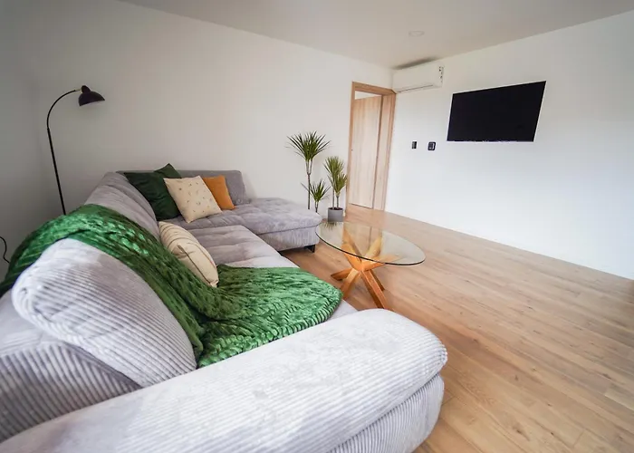 Hisa V Vznozju Trske Gore